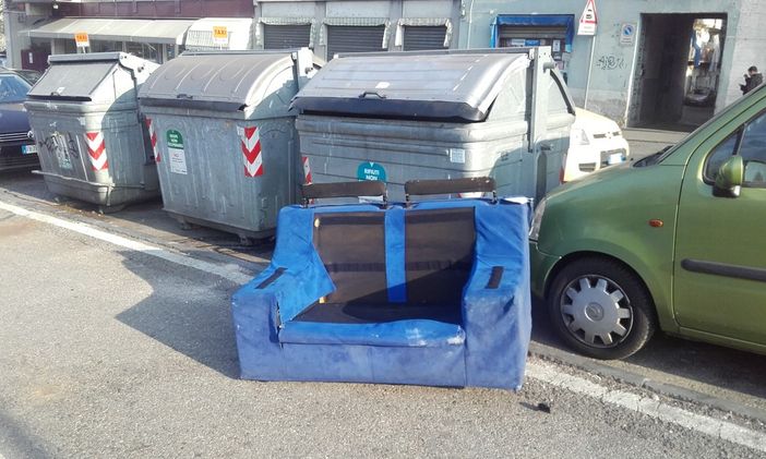 Incivili in azione ad Aurora, rifiuti ingombranti abbandonati accanto ai bidoni della spazzatura Incivili in azione ad Aurora, rifiuti ingombranti abbandonati accanto ai bidoni della spazzatura