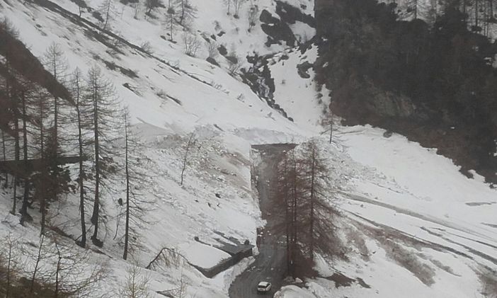 Al Colle delle Finestre dieci slavine rallentano i lavori per la riapertura della strada provinciale 172 in vista del Giro d’Italia