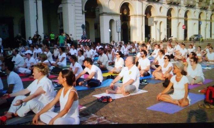 Giornata dello yoga a Torino, &quot;meditazione&quot; in piazza Castello con il centro Krishna Lila