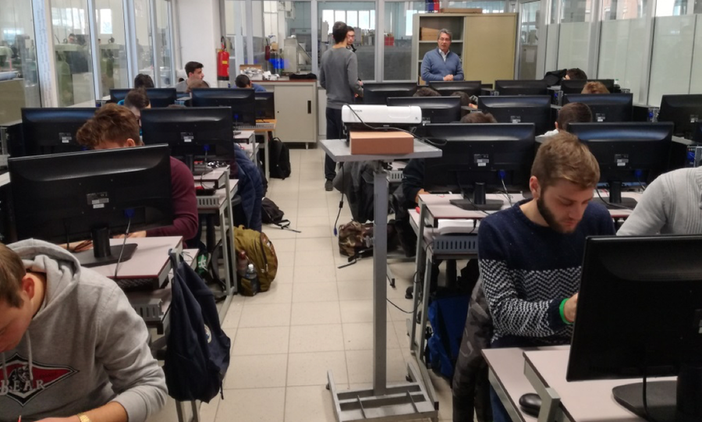 studenti al lavoro in azienda