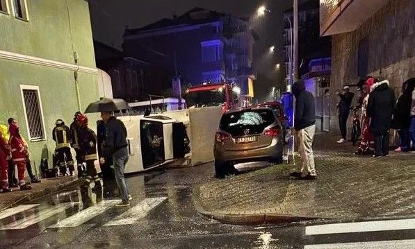 Furgone si ribalta a Nichelino: paura e strada chiusa a lungo