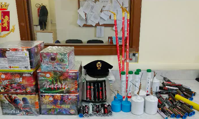 Capodanno, intercettati pacchi con botti illegali: tre arrestati [VIDEO]