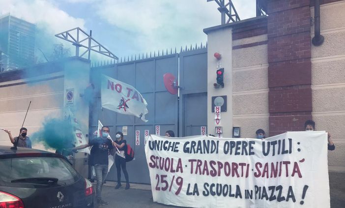“Scuola, sanità e trasporti le uniche grandi opere utili”: gli studenti in piazza, protesta davanti alla sede Telt