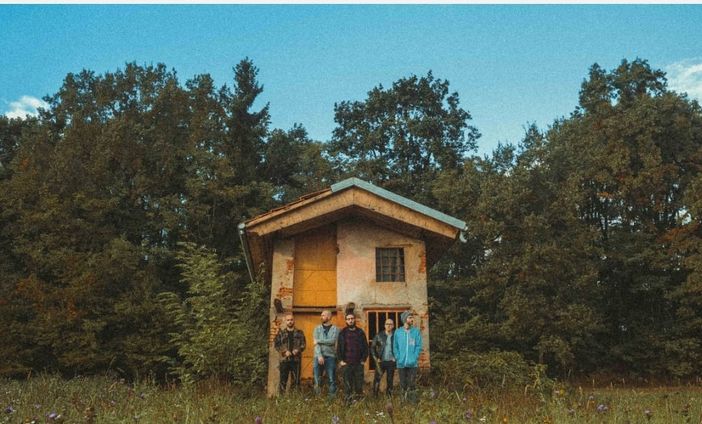 Low Standards, High Fives: atmosfere musicali internazionali e frammenti di realtà Low Standards, High Fives: atmosfere musicali internazionali e frammenti di realtà