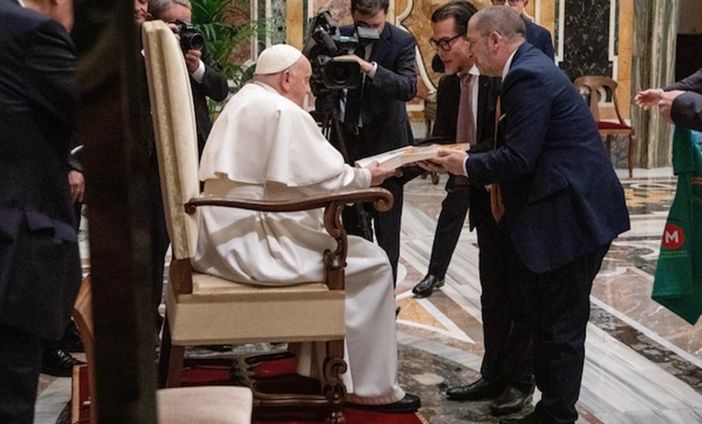 Papa Bergoglio riceve alcuni omaggi da parte del presidente della Federazione Nazionale Italia-Cina, Paolo Hu Shaogang e dell’avvocato Carlo Olmo (Copyright © Marco Lussuoso)