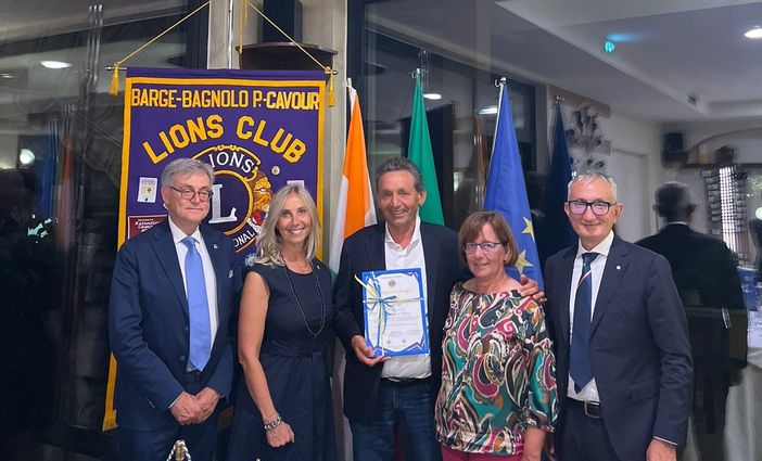 La consegna della pergamena al presidente Roberto Bruno
