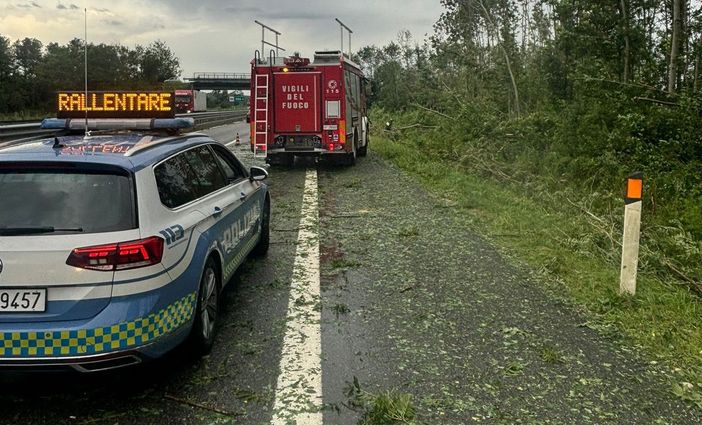 Alberi cadono sulla carreggiata della A5 a causa del maltempo: forti ripercussioni sul traffico