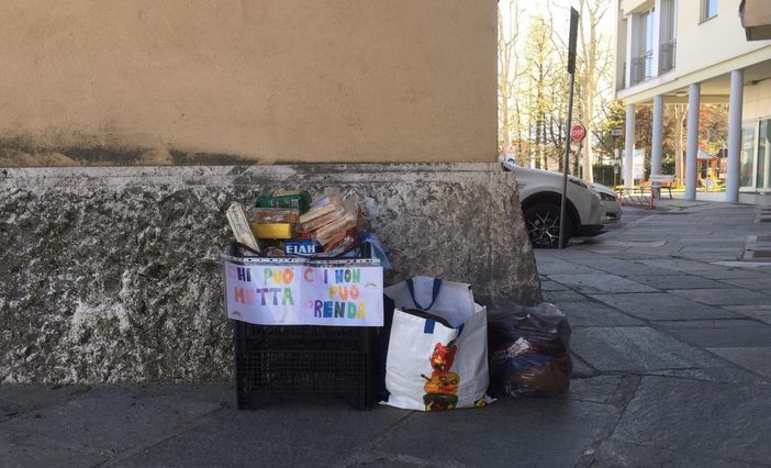 Moncalieri, distrugge la cassetta degli aiuti alimentari. I volontari la riaggiustano