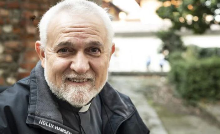 sacerdote in primo piano sacerdote in primo piano