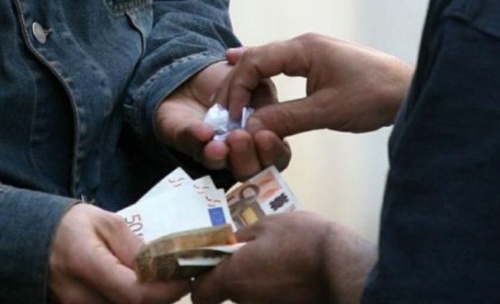 Pusher di 26 anni già condannato per droga nuovamente arrestato dalla polizia