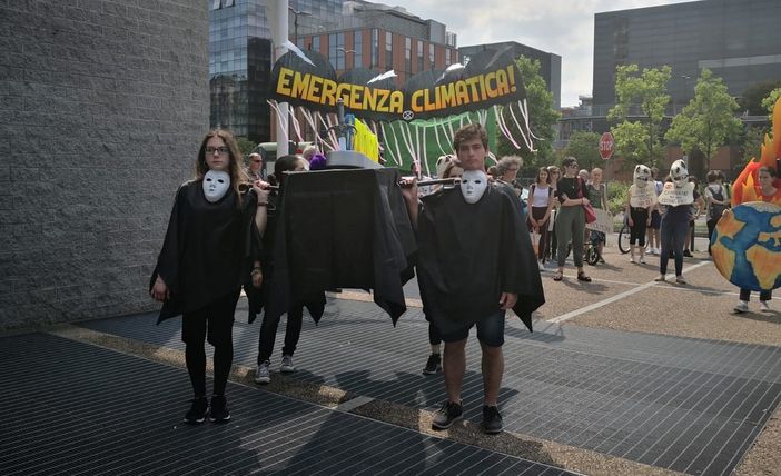 Il Governo a Torino contro l'inquinamento, Fridays For Future &quot;celebra&quot; il funerale del futuro [VIDEO]