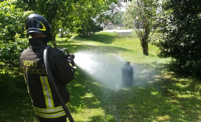 Una bombola in fiamme allarma i pompieri: in corso delicato intervento ad Almese Una bombola in fiamme allarma i pompieri: in corso delicato intervento ad Almese