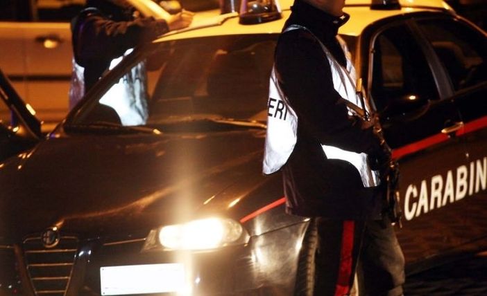 Torino, sassi dal cavalcavia in corso Unità d'Italia: colpita un'auto