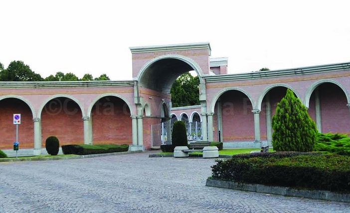 1374 domande per dieci posti di lavoro nei cimiteri di Torino