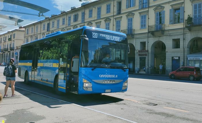 Bus della Cavourese in piazza Cavour a Pinerolo (foto di Cinzia Consolati) Bus della Cavourese in piazza Cavour a Pinerolo (foto di Cinzia Consolati)