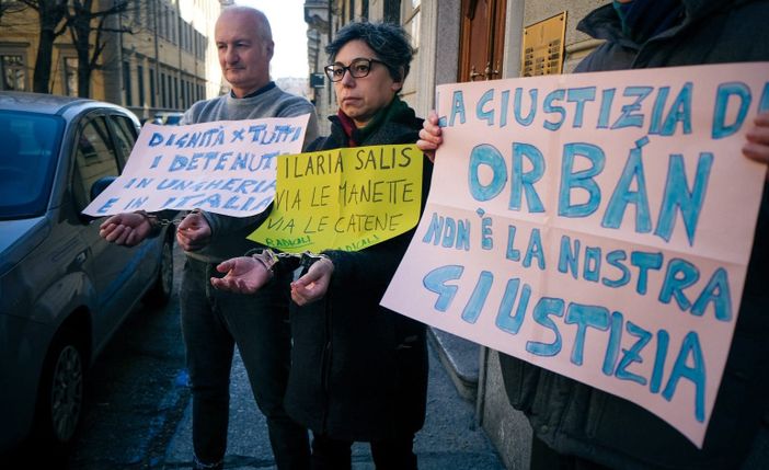 I Radicali incatenati e in manette solidali con Ilaria Salis: &quot;La giustizia di Orban non è la nostra&quot;
