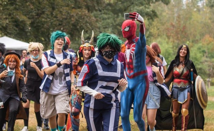 Cosplayer run persone che corrono travestite Cosplayer run persone che corrono travestite