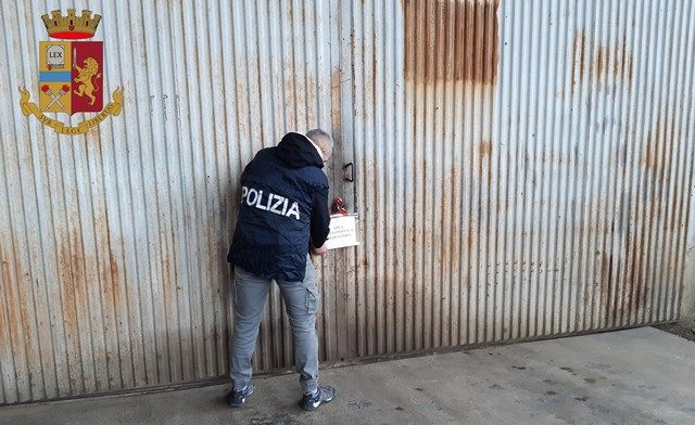 agente della polfer impegnato in un controllo agente della polfer impegnato in un controllo