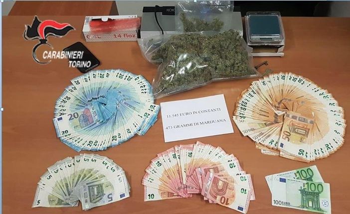 Castiglione Torinese, spacciava droga a studenti e suoi coetanei: arrestato un diciottenne Castiglione Torinese, spacciava droga a studenti e suoi coetanei: arrestato un diciottenne
