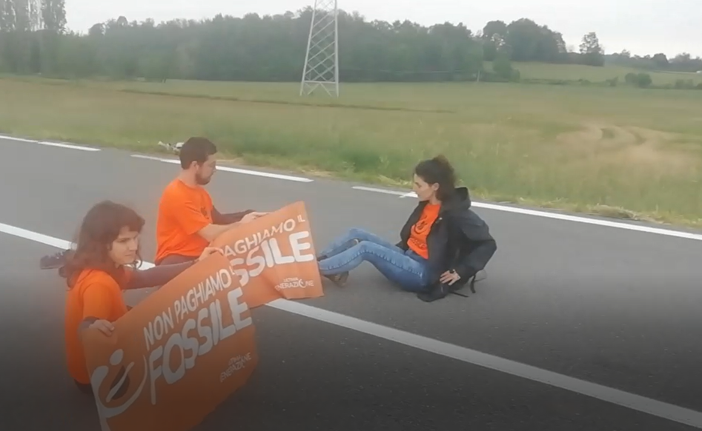 protesta ambientalisti in mezzo alla strada