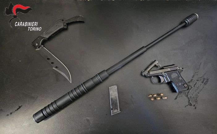 Parte delle armi ritrovate a bordo dell'auto degli arrestati Parte delle armi ritrovate a bordo dell'auto degli arrestati