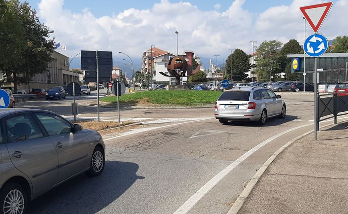 La rotonda di corso Torino a Pinerolo dove è avvenuto il fatto