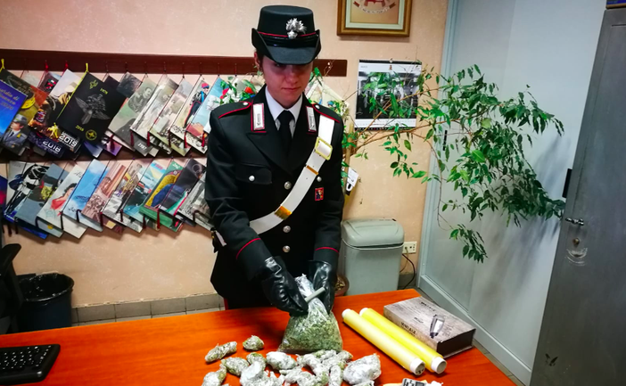 Lontano da casa, tenta di disfarsi dello stupefacente insieme alla spazzatura: arrestato Lontano da casa, tenta di disfarsi dello stupefacente insieme alla spazzatura: arrestato