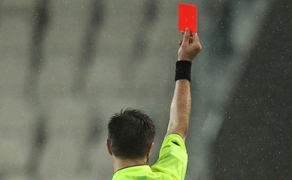 Nel calcio che sogna di ripartire, il Coronavirus vieta di protestare con l’arbitro Nel calcio che sogna di ripartire, il Coronavirus vieta di protestare con l’arbitro