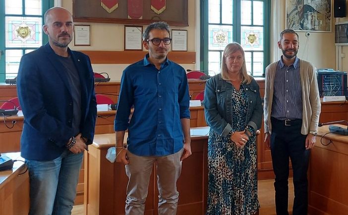 Quattro persone in piedi nella sala del consiglio comunale di Venaria Quattro persone in piedi nella sala del consiglio comunale di Venaria