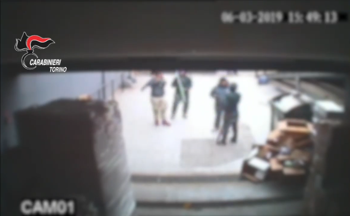 Falchera, raid in un negozio cinese con mazze di ferro e cocci di bottiglia, 5 persone in arresto