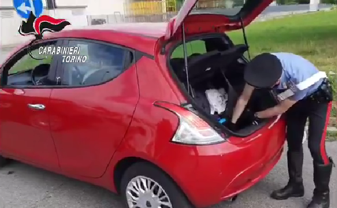 carabinieri perquisiscono auto rossa