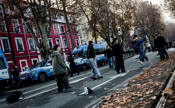 Si gioca a calcio davanti all’Aska sgomberato Si gioca a calcio davanti all’Aska sgomberato