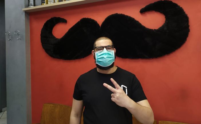 Il barber shop di Porta Palazzo riparte con entusiasmo: "Lo Stato ci ha lasciati soli, ma restiamo positivi" [FOTO E VIDEO]