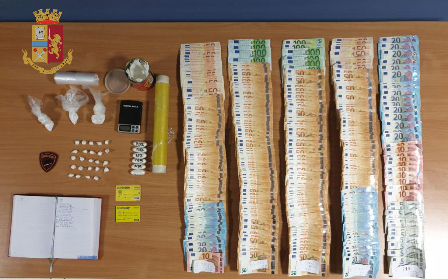soldi e droga recuperati dalla polizia