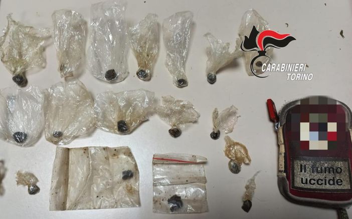 droga sequestrata su un tavolo