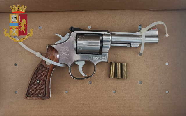 Gli trovano due pistole rubate in casa, arrestato un uomo di 38 anni a Nichelino