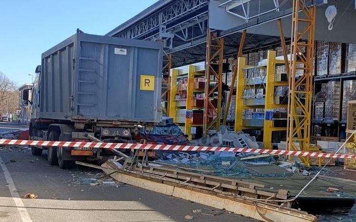 crollo muro azienda di nichelino crollo muro azienda di nichelino