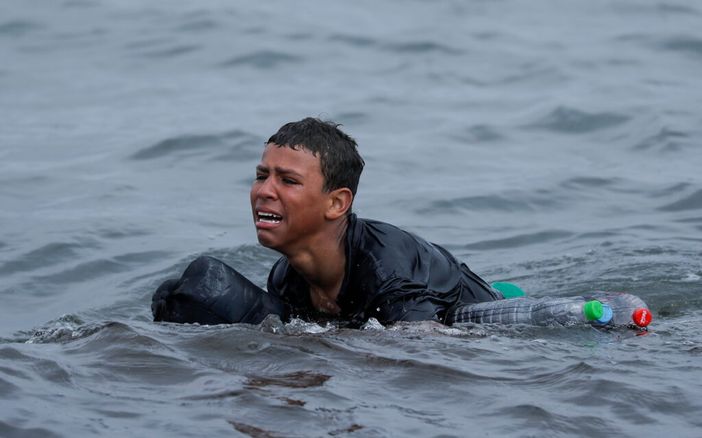 Ragazzo marocchino in mare, tenuto a galla da bottiglie di plastica - Ceuta (Spagna) 19/05/2021, Jon Nazca Ragazzo marocchino in mare, tenuto a galla da bottiglie di plastica - Ceuta (Spagna) 19/05/2021, Jon Nazca