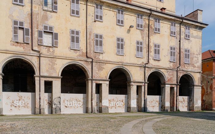 Se tutto arde, nulla brucia: l'opera site specific di Caos alla Cavallerizza