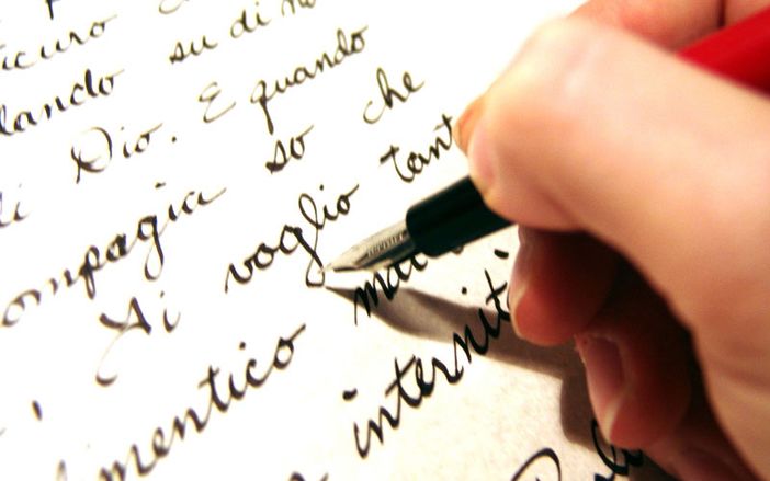 Mano che scrive su un foglio