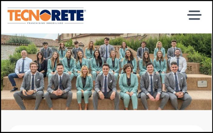 Persone sedute su gradini che rappresentano un'installazione