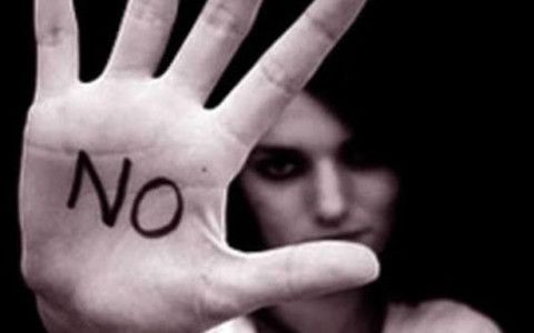 Minaccia di morte la compagna per ottenere denaro: arrestato per maltrattamenti