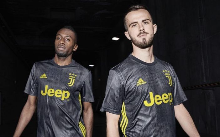 La terza maglia della Juventus, realizzata con Parley Ocean Plastic, un tessuto creato dalle plastiche raccolte negli oceani La terza maglia della Juventus, realizzata con Parley Ocean Plastic, un tessuto creato dalle plastiche raccolte negli oceani