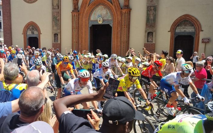 I ciclisti attraversano piazza San Donato a Pinerolo