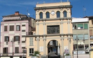 L'arco di Moncalieri illuminato di viola per la Giornata Mondiale del bambino Prematuro