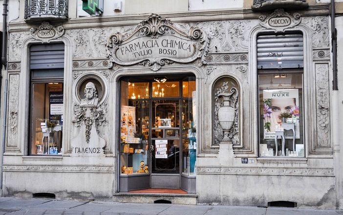 La storica Farmacia chimica Tullio Bosio impreziosisce via Garibaldi dal 1715 La storica Farmacia chimica Tullio Bosio impreziosisce via Garibaldi dal 1715