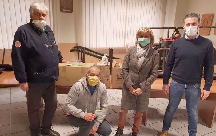 In foto Bruno Borsano, presidente della Cri, Davide Avanzato, degli Amici dei Vigili del fuoco, Donatella Tubino della Lilt e Giovanni Mirabella di Hope Running