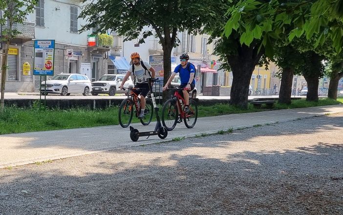 Pinerolo regala a chi va al lavoro in bicicletta un adesivo catarifrangente Pinerolo regala a chi va al lavoro in bicicletta un adesivo catarifrangente
