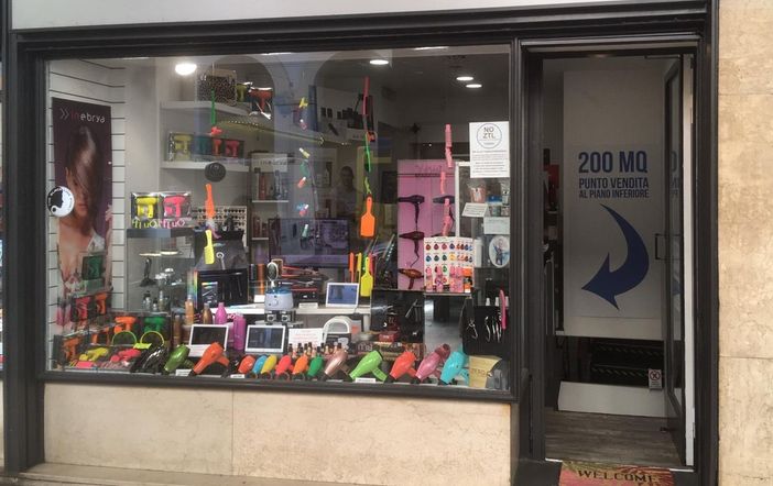 La denuncia di una negoziante di via Po: “Un furto e un tentato furto in quattro mesi, così non si può andare avanti”