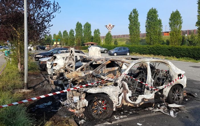 Le auto bruciate in via Peppino Impastato